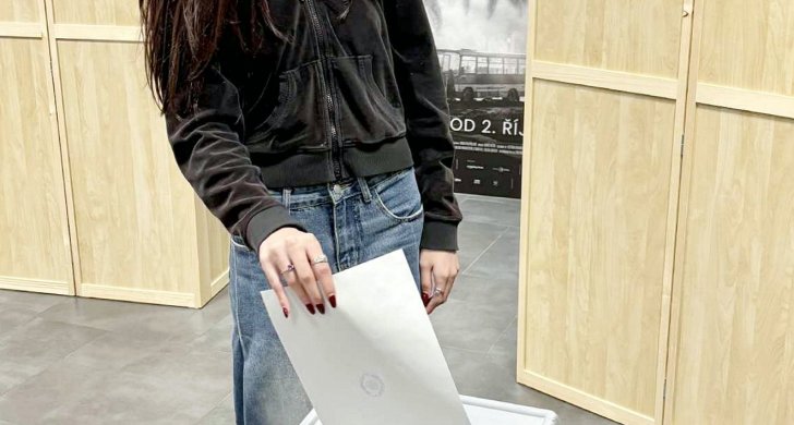 Anetka_prvni_volby.jpg